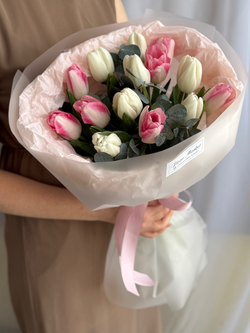 Весеннее сочетание белых, розовых тюльпанов и эвкалипта в объемном оформлении от Флора Маркет