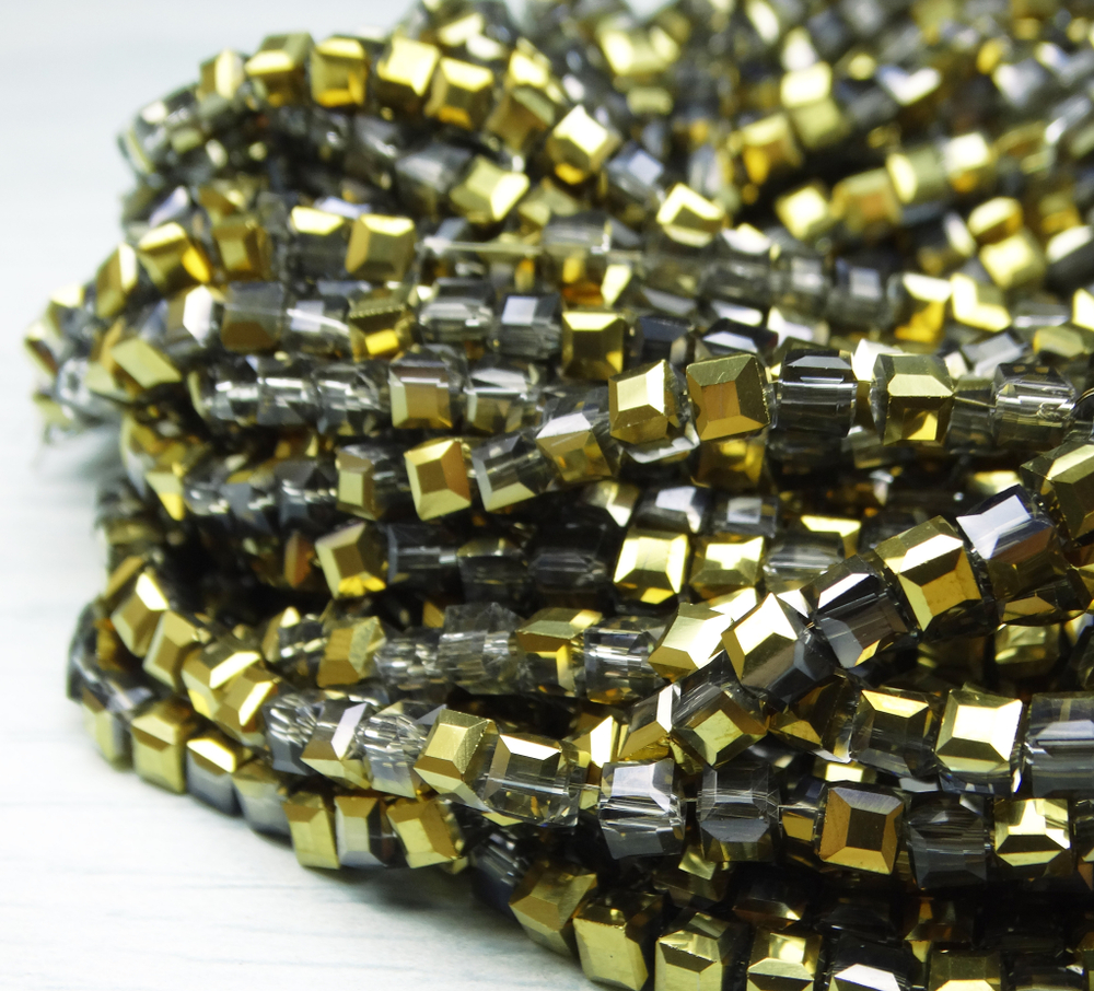 БВ054ДН3 Хрустальные бусины квадратные, прозрачный с золотым металлик AB, 3 мм, кол-во: 63-65 шт.