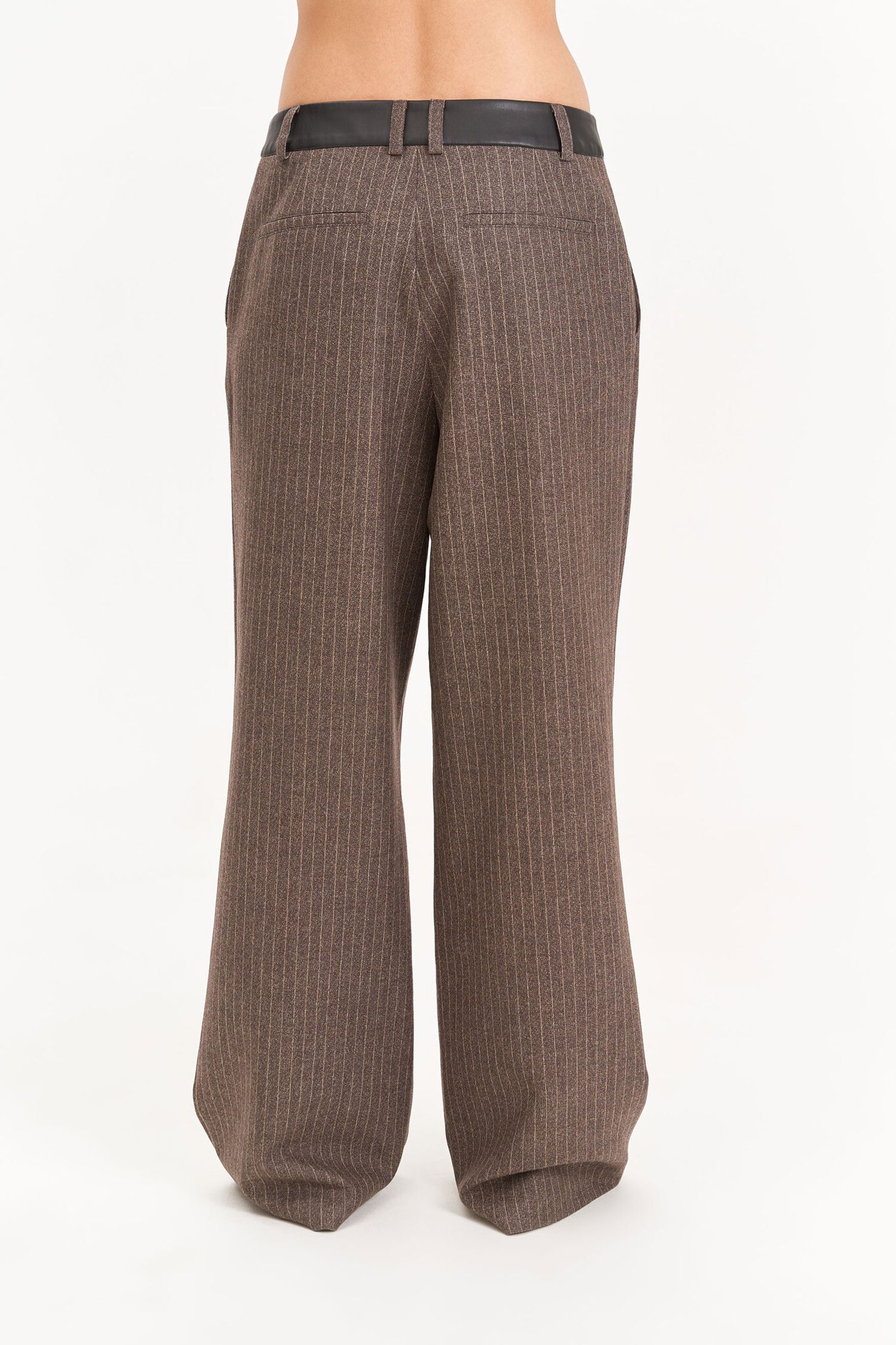 Брюки в полоску с кожаным поясом, коричневые