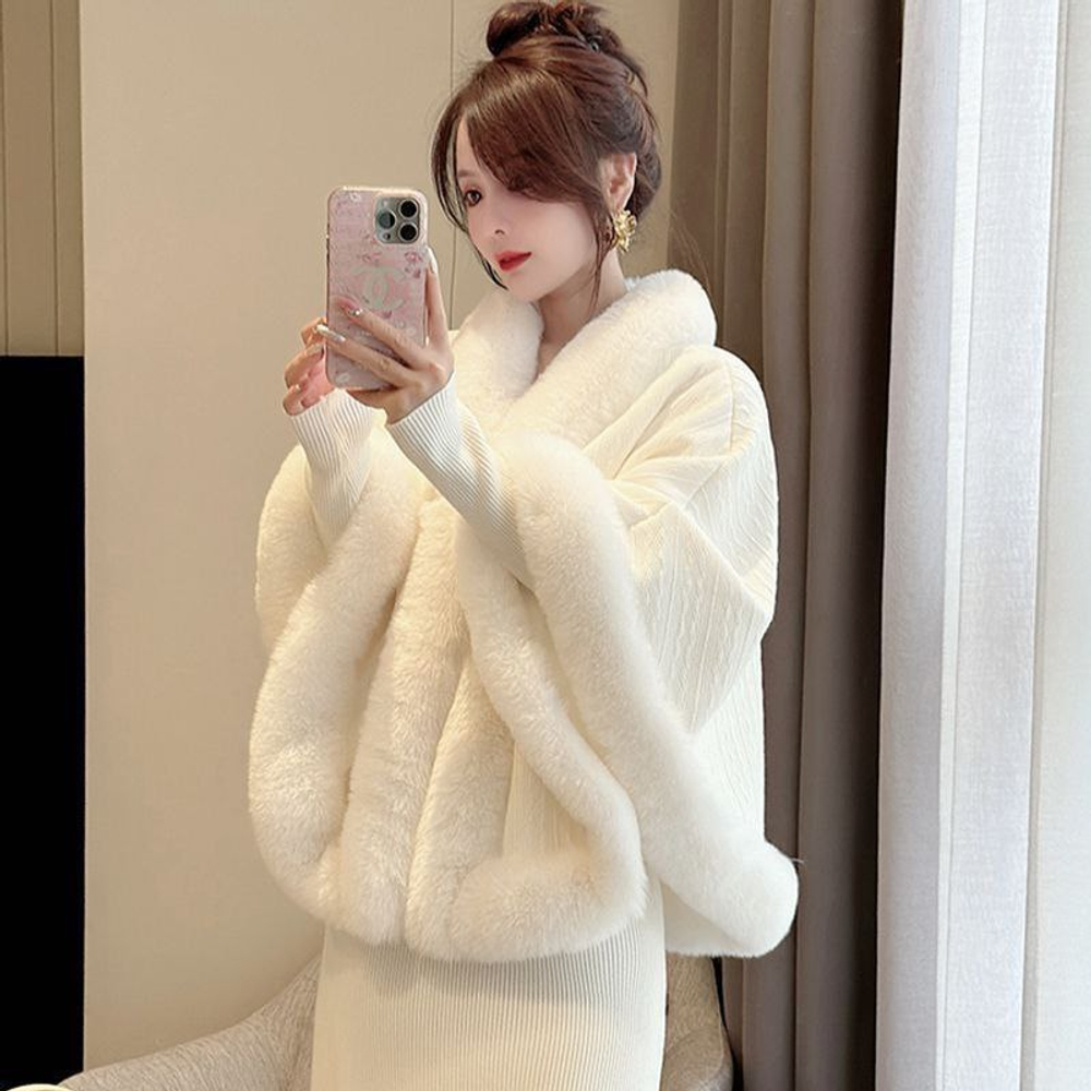 Женский вязаный кардиган-накидка с отделкой из искусственного меха