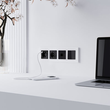 Розетка с заземлением, шторками и USB тип A+C (черный акрил)