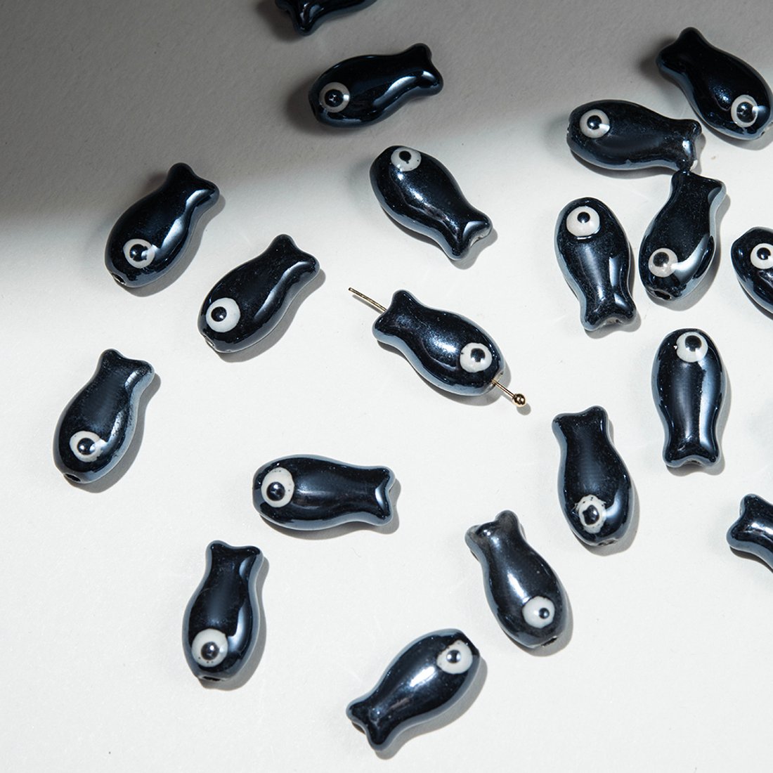 Бусина в форме рыбки, 18,5*10мм, иссиня-черная, глазурированный фарфор