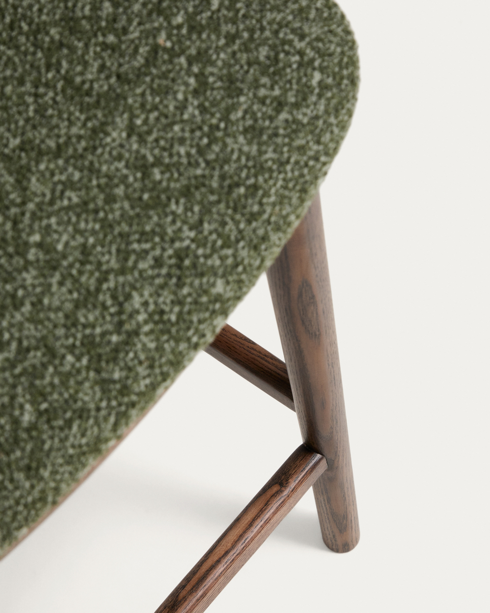 Полубарный стул Ciselia из темно-зеленого шенилла с ножками из ясеня в отделке орех