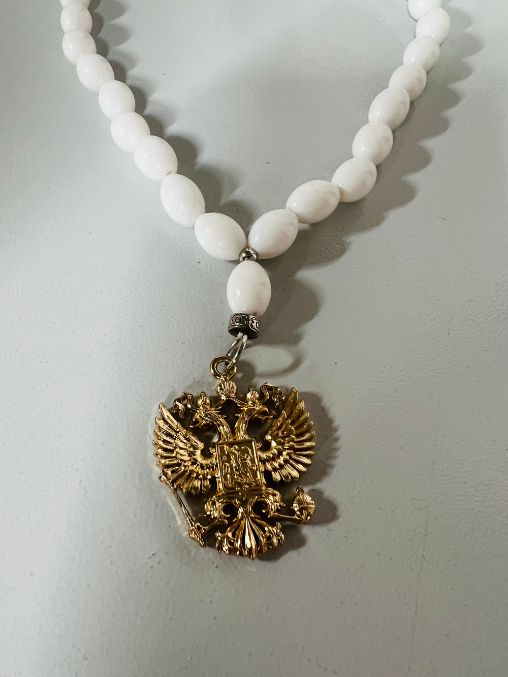 Игрушка-Подвеска на зеркало заднего вида - ЧЕТКИ ЭМАЛЬ Белый - ГЕРБ РФ золото