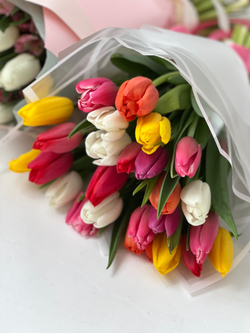 Весенний микс тюльпанов в стильном дизайне от Флора Маркет