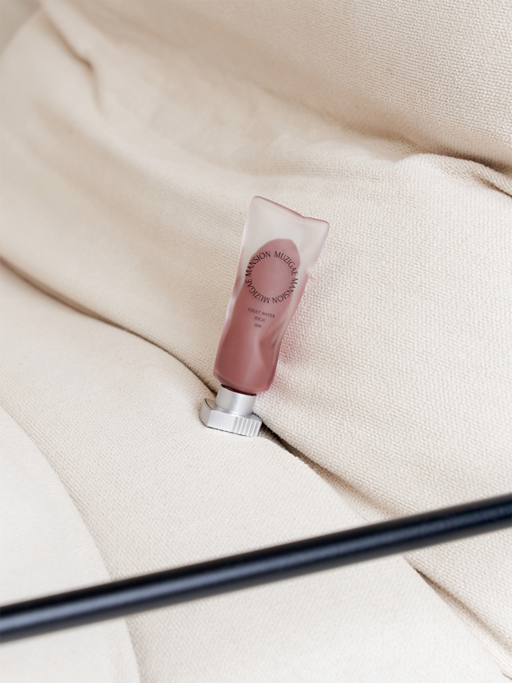 MUZIGAE MANSION Objet Water - Матовая жидкая помада, увлажняющая оттенок 008 Pitch, 5 ml