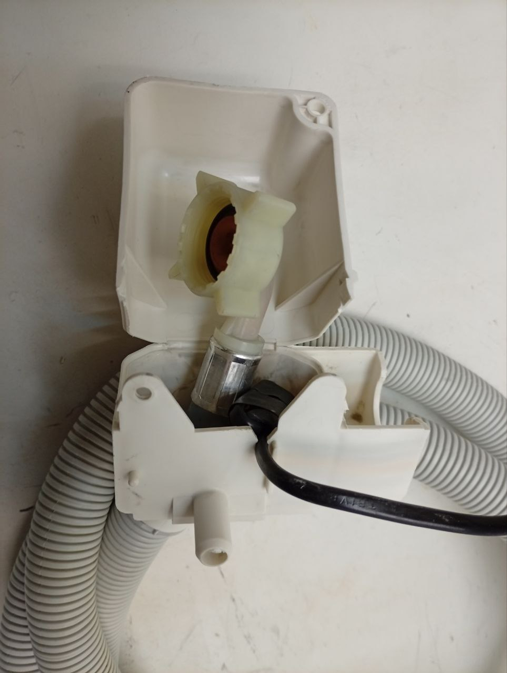 WFXI2840EU кт22 Заливной шланг с аквастопом для стиральной машины Bosch Siemens Neff 667327 б/у