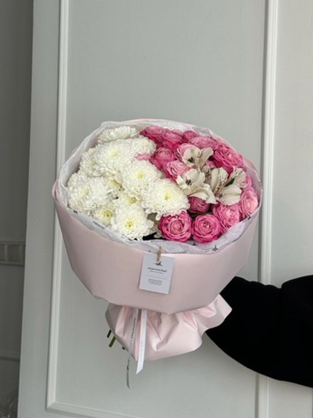 Букет из кустовой пионовидной розы, хризантемы и альстромерии