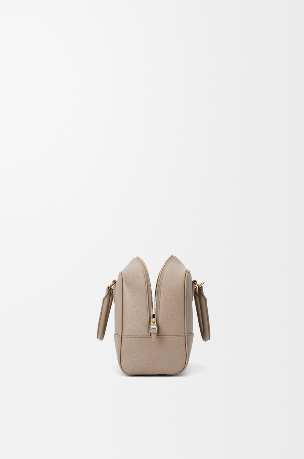 Loewe Сумка Amazona 28 из мягкой зернистой телячьей кожи, песочный