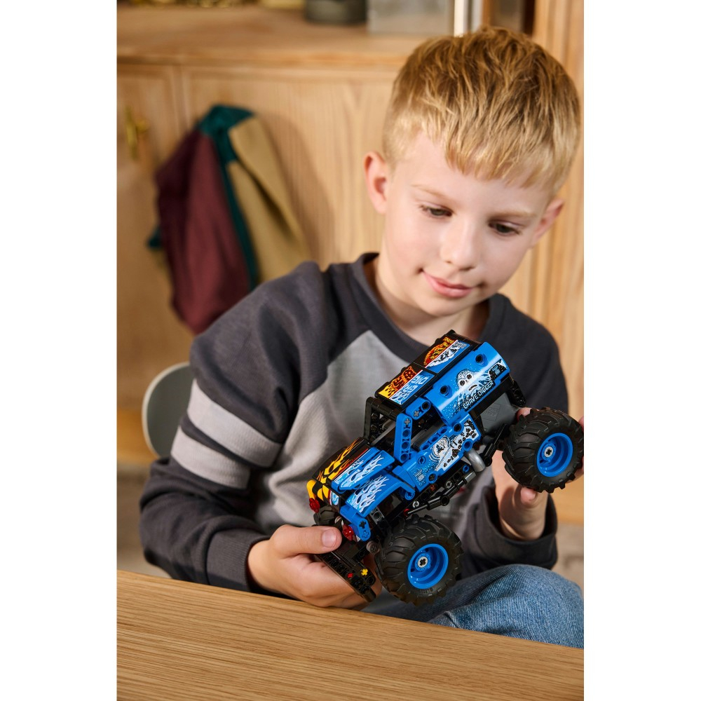 Конструктор LEGO Technic Monster Jam Grave Digger 42219 Огонь и лёд — фото 7
