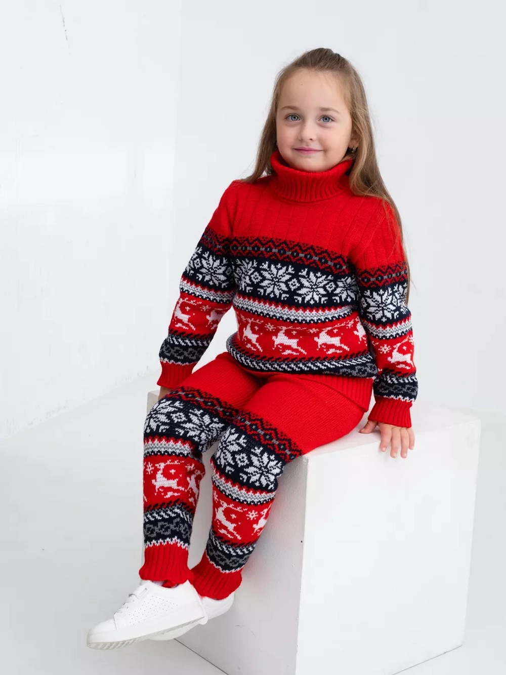 Свитер вязаный с оленями новогодний