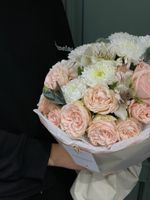 Сборный букет с кустовой пионовидной розой и хризантемой в оформлении