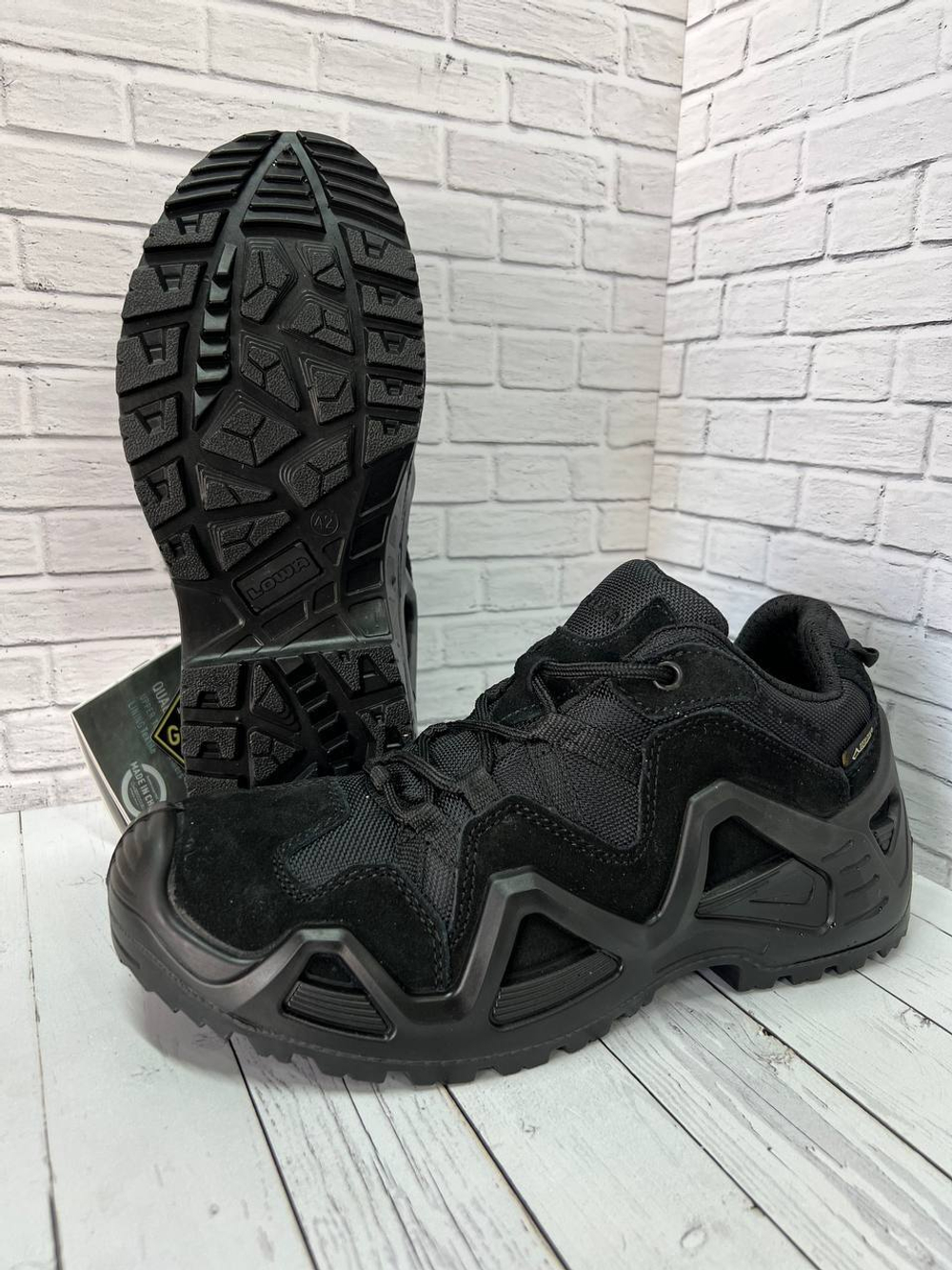Треккинговые кроссовки Lowa / чёрный