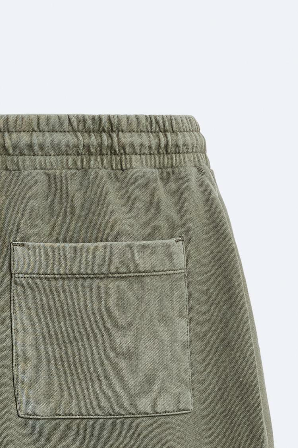 ZARA БАЗОВЫЕ ШОРТЫ-ЧИНОС С ЭФФЕКТОМ ПОТЕРТОСТИ, ЛИНЯЛЫЙ-ЗЕЛЕНЫЙ