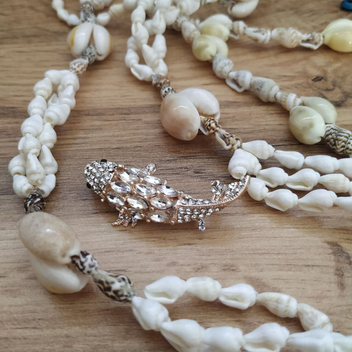 Брошь Карп белый со стразами металл золотистый