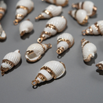 Подвеска из натуральной ракушки, украшенная позолотой, 23*11мм