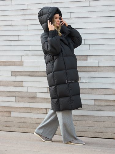 Длинный черный пуховик с капюшоном