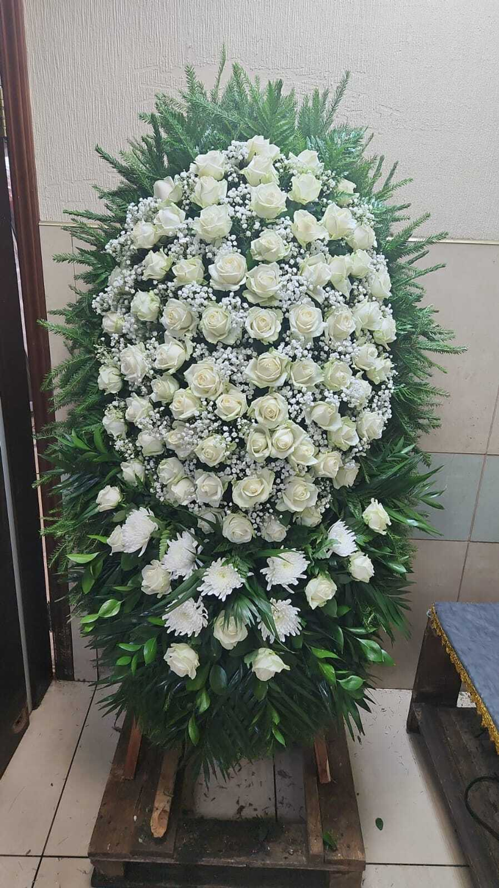 Траурный венок из живых цветов №8