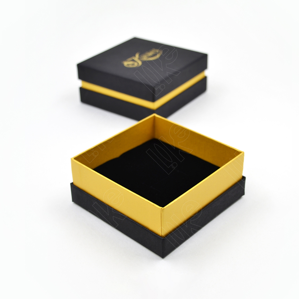 Футляр картонный 90x90x40 мм с флокированным ложементом.