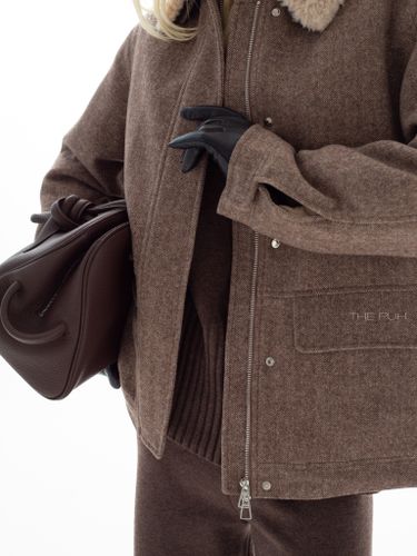 Коричневая куртка в елочку с меховым воротником