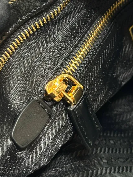 Большая кожаная сумка Prada через плечо, черный