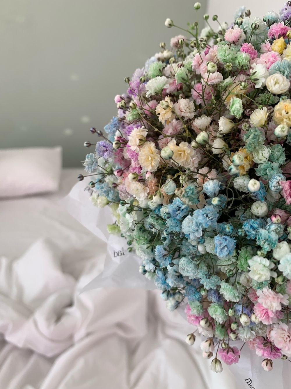 Композиция в коробке с радужной гипсофилой