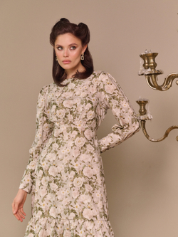 Платье с широкими манжетами