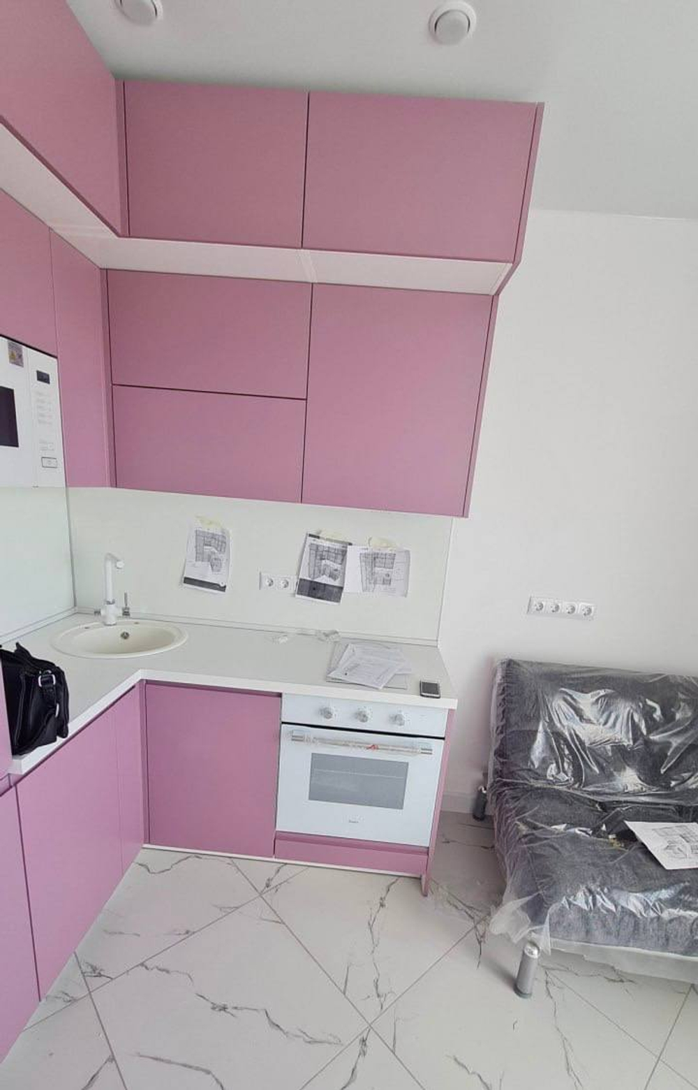 Яркая розовая кухня в эмали с современными аксессуарами