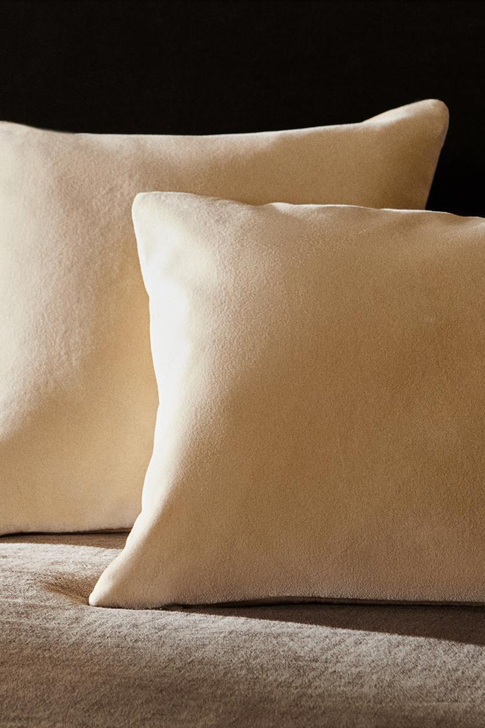 ZARA HOME БАРХАТНЫЙ ЧЕХОЛ ДЛЯ ДЕКОРАТИВНОЙ ПОДУШКИ, КРЕМОВЫЙ