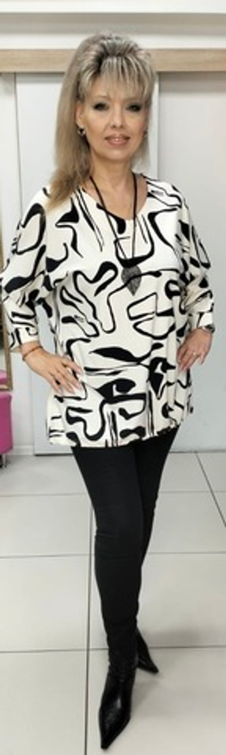 Бело-черный блузон-туника с подвеской