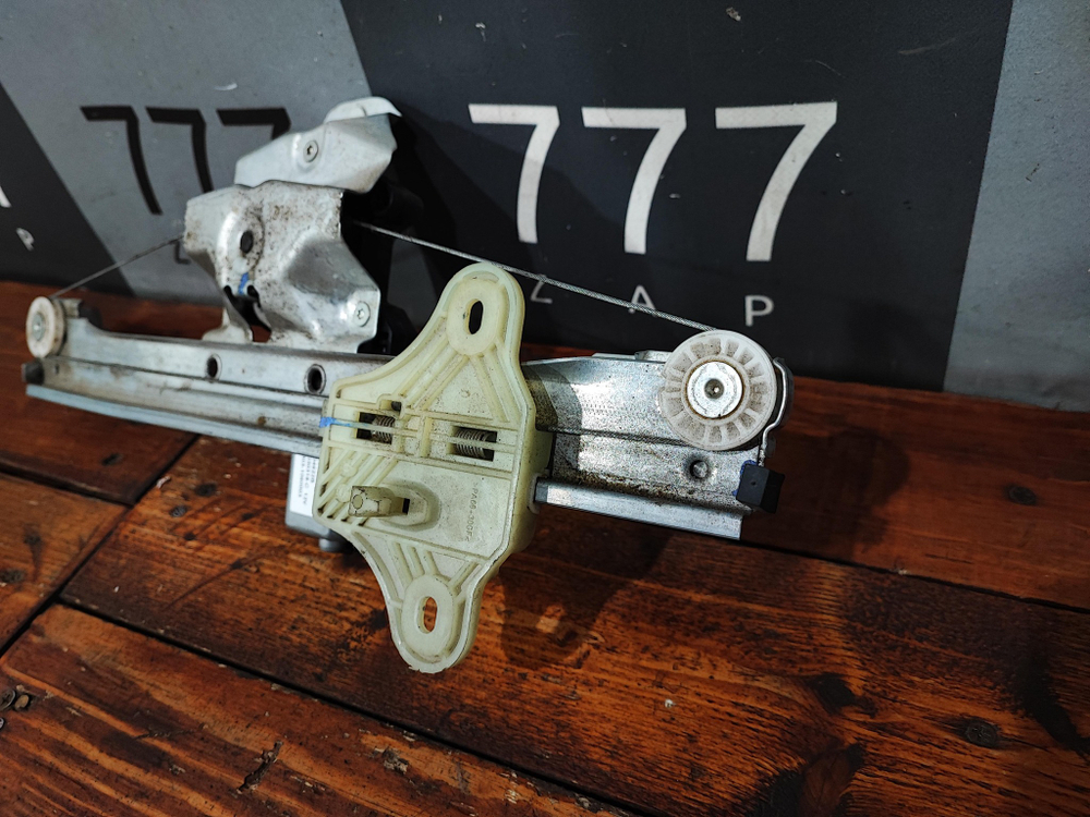 Стеклоподъемник задний левый Renault Kaptur 16-нв Б/У Оригинал 827012973R