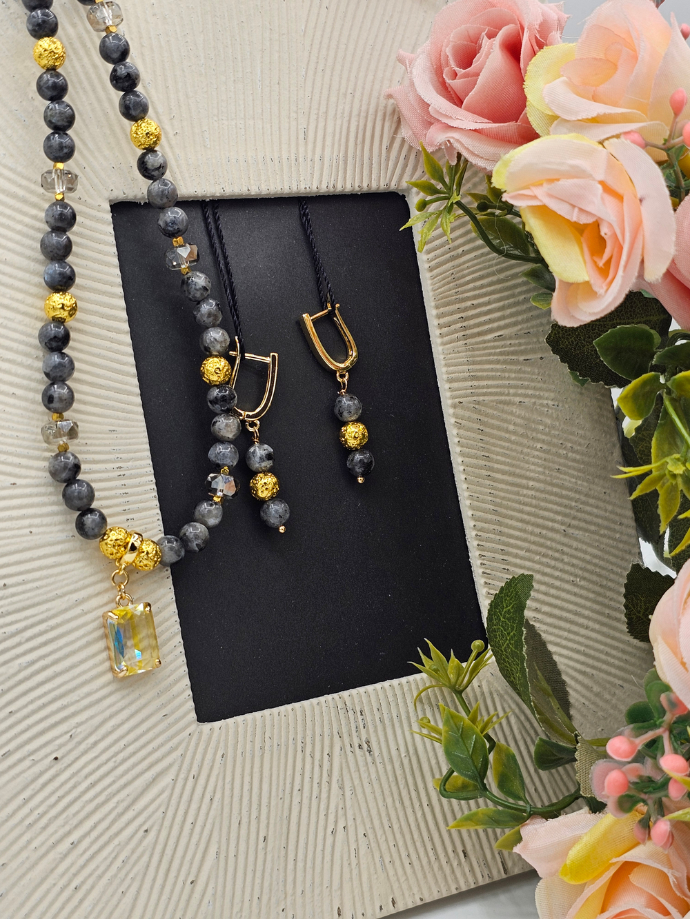 Колье ручной работы из натурального лабрадора и лавы "Нефертити"