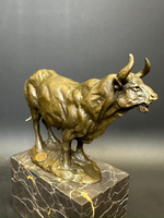 Бронзовая скульптура «Бык на постаменте»