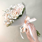 Букет невесты из 9 нежных кремовых роз и белой гипсофилы с юбочкой из матового фетра