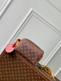 Louis Vuitton Locker Dopp Kit