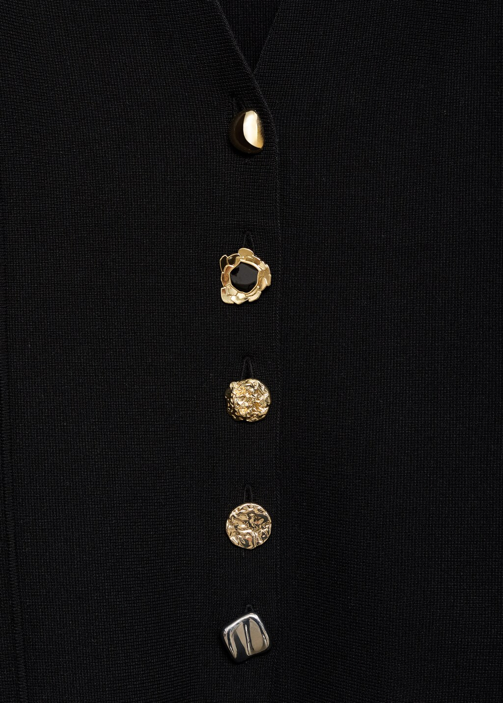 Вязаный жакет с нарядными пуговицами