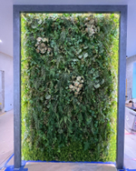 Вертикальное озеленение искусственными растениями и мхом