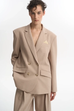 Двубортный жакет бежевый