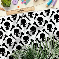 Ткань атлас чёрные черепа и кости на бежевом фоне