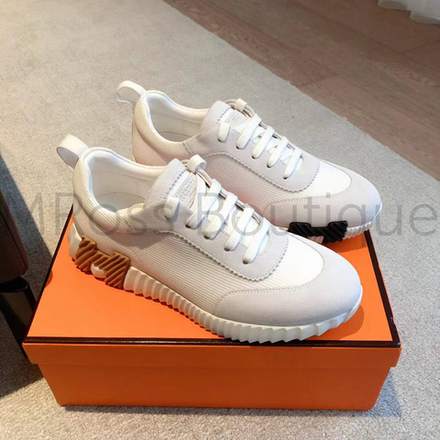 Женские кроссовки Hermes Bouncing белого цвета с черными и коричневыми буквами на подошве