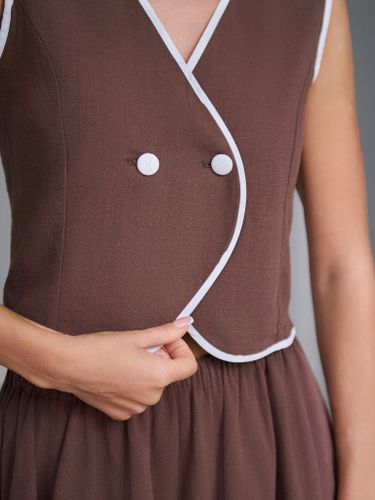 Шоколадный костюм из жилета и юбки