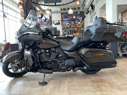 Ultra Limited, Harley-Davidson (FLHTK), 2020 "River Rock Gray / Vivid Black, Black Finish"