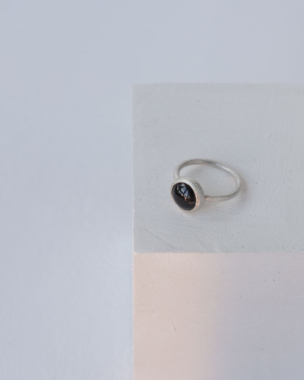 Кольцо матовое с черным ониксом