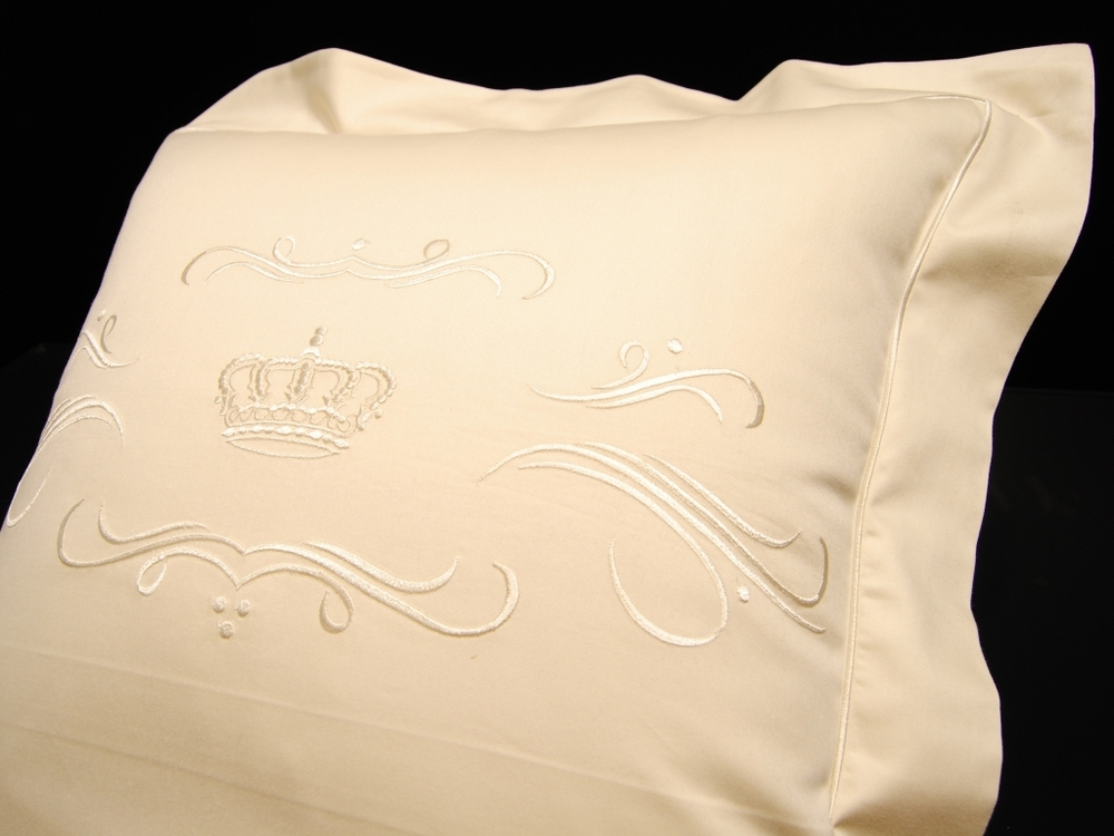 Наволочка 40х60 Christian Fischbacher Luxury Nights Crown 709 бежевая Швейцария