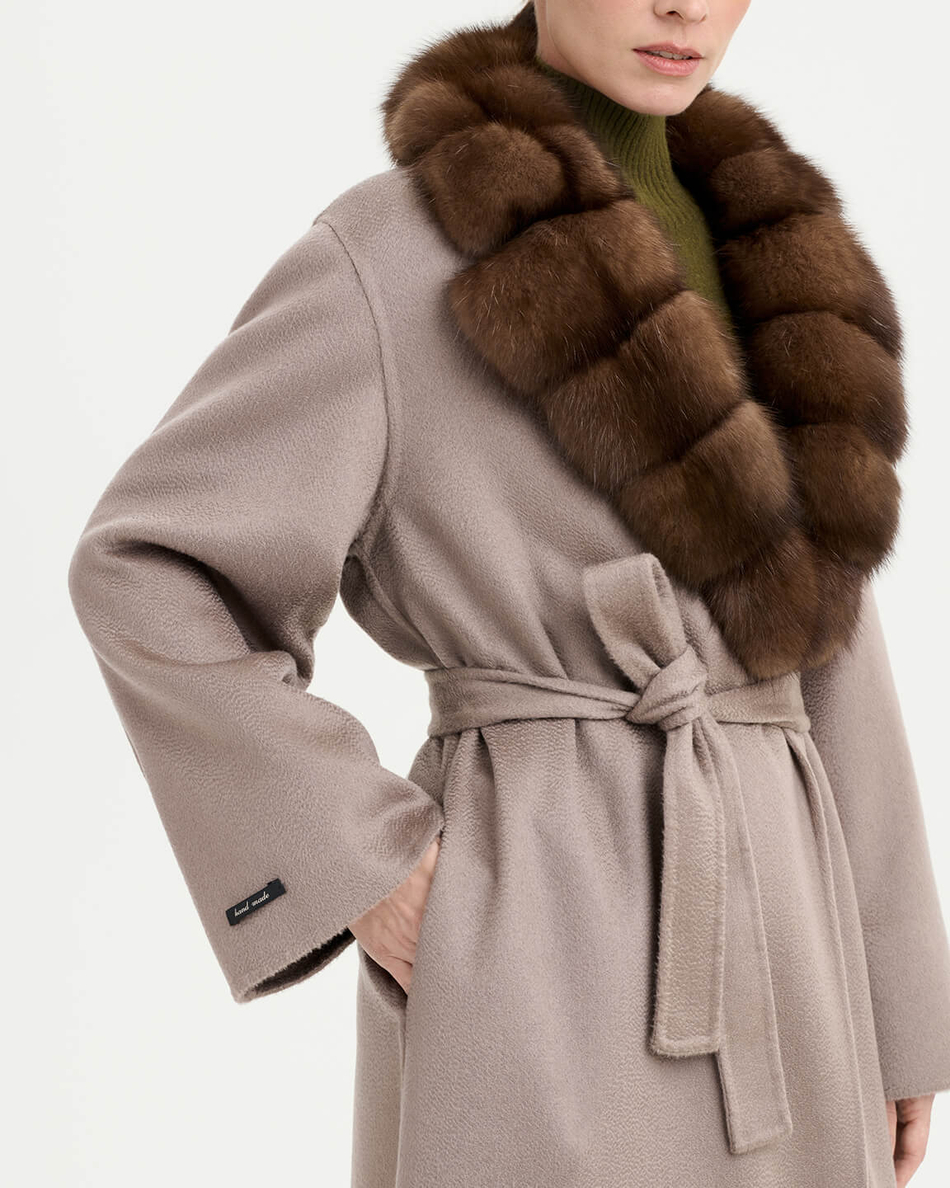 Пальто кашемировое с отделкой из меха соболя