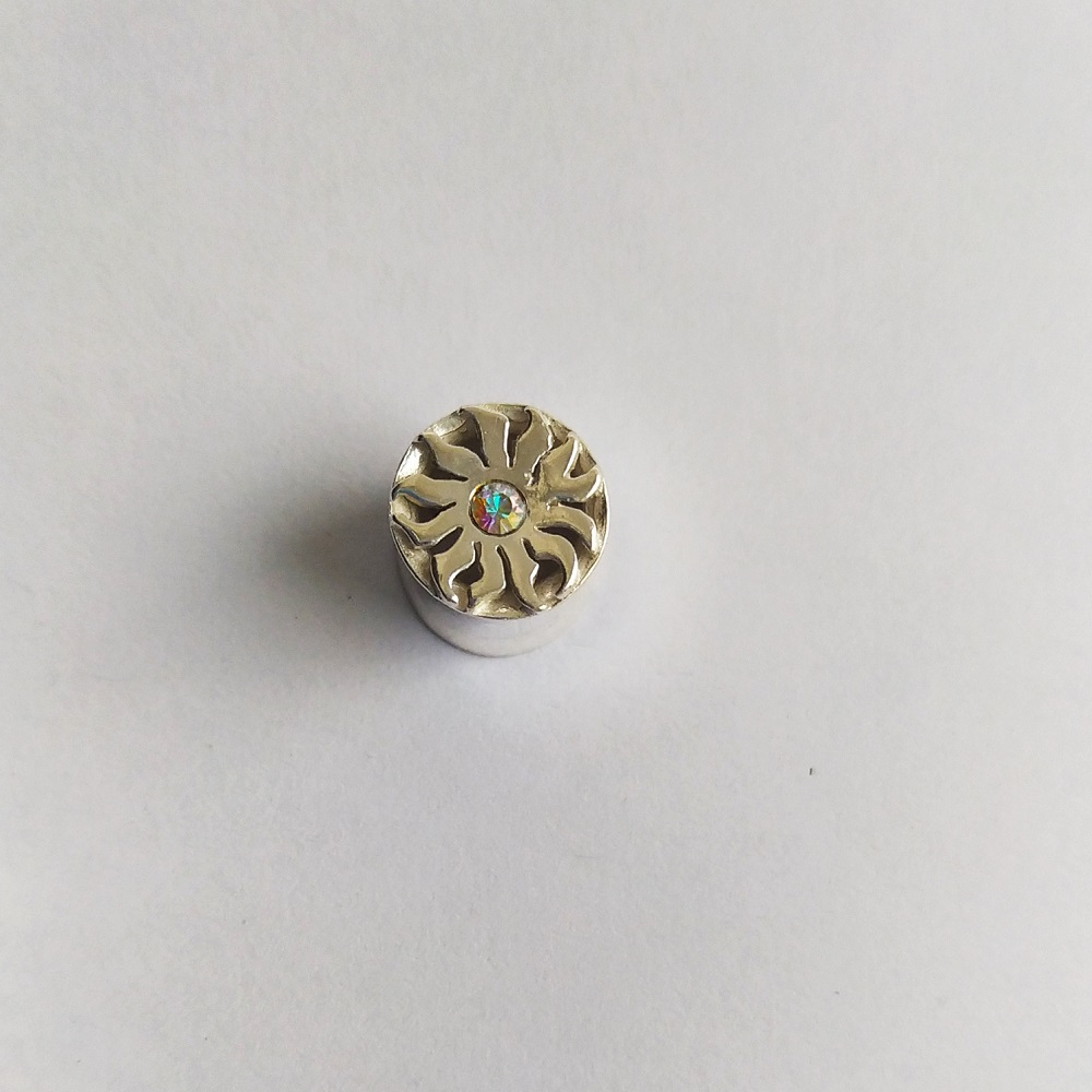 Плага для уха цветок с радужным камнем, серебро