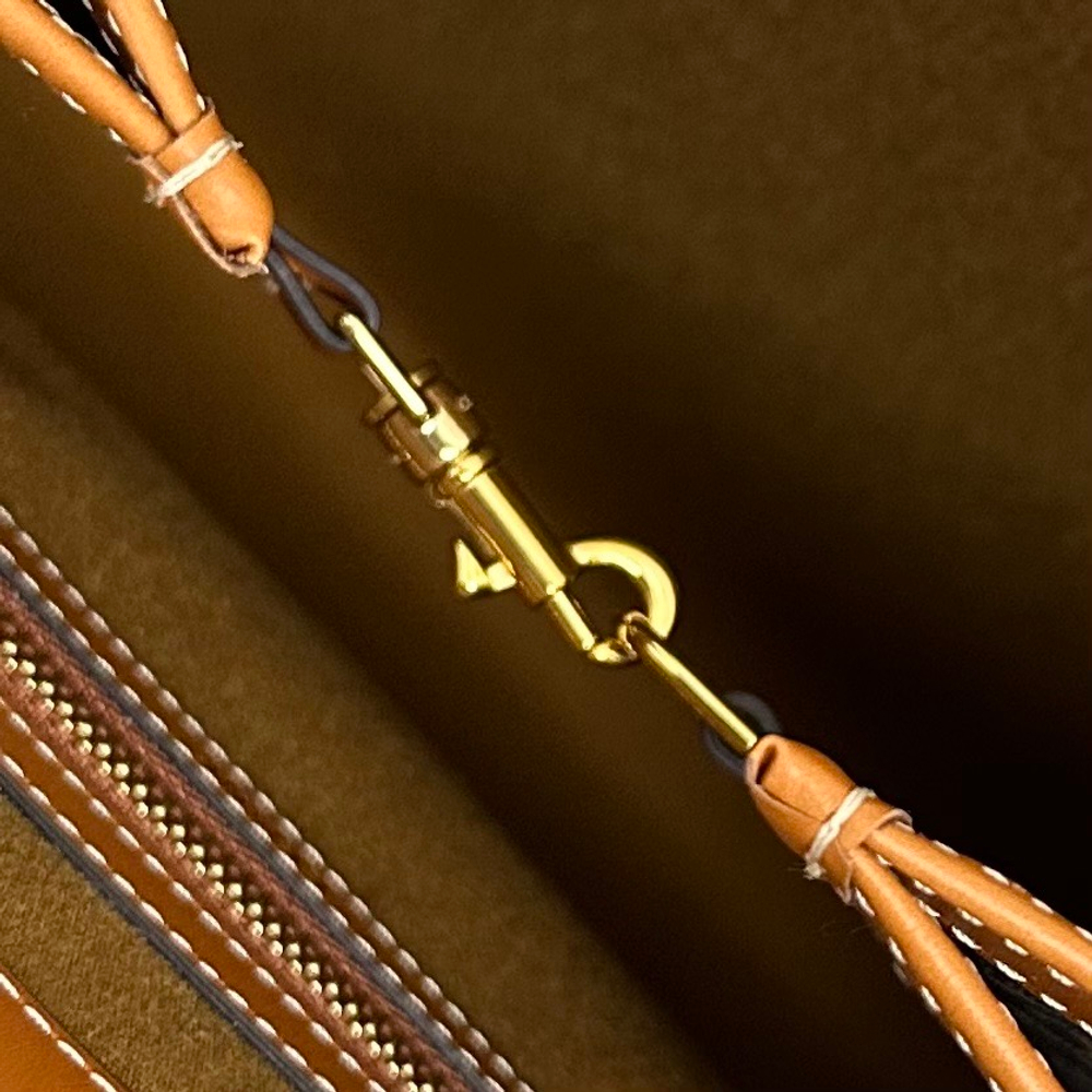 Medium Flat Shopper in Triomphe