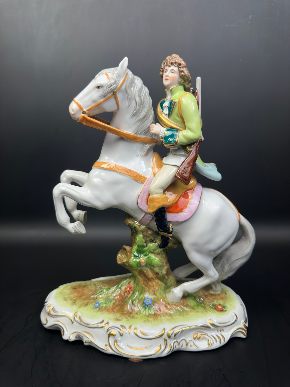 Конный охотник с ружьем