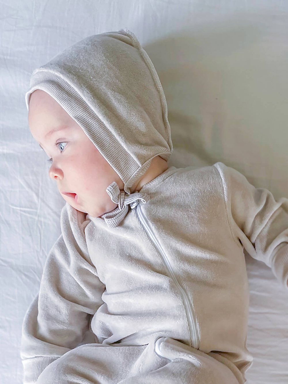 Велюровая шапочка на завязках Mjölk White Sand