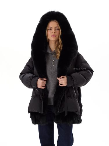 Черный пуховик с ремешками и меховыми вставками